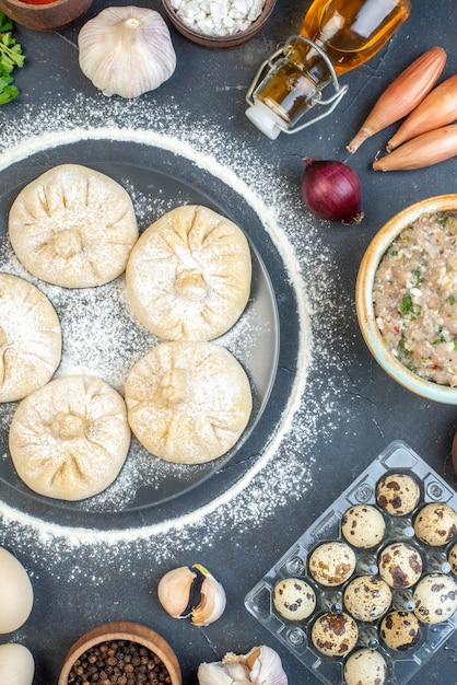 Vista superior pequeñas albóndigas crudas con diferentes ingredientes en el fondo gris pastel de comida pastel cocinar sabrosa masa de carne color harina hornear