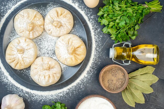 Vista superior pequeñas albóndigas crudas con diferentes ingredientes sobre fondo gris pastel de comida pastel cocinar sabrosa masa de carne colores harina hornear