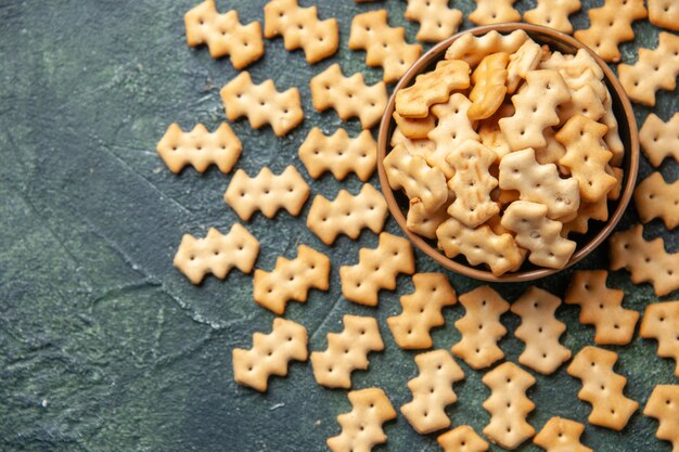 Vista superior de pequeñas galletas saladas en un tazón