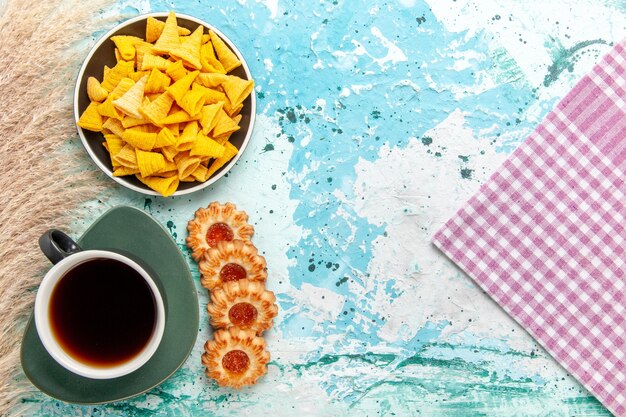 Vista superior de pequeñas patatas fritas picantes con galletas saladas y galletas sobre fondo azul claro patatas fritas de color crujiente calorías