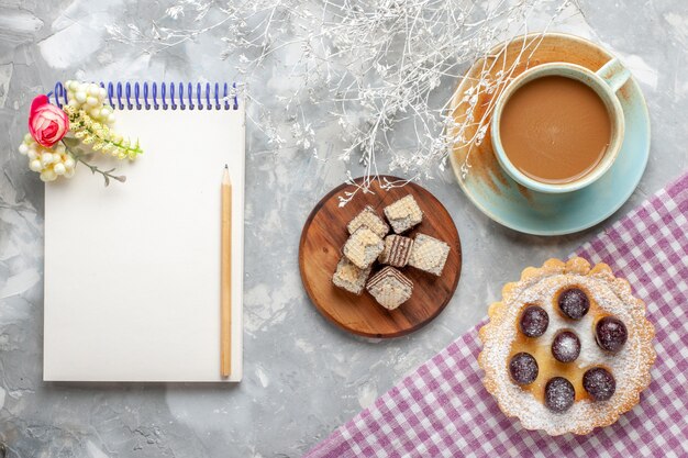 Vista superior del pequeño pastel con café con leche de gofres en luz, azúcar dulce de fruta de pastel de gofres