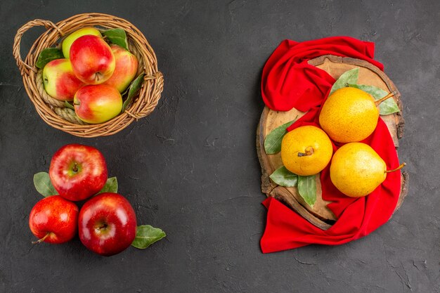 Vista superior de peras dulces frescas con manzanas en el árbol de mesa gris suave maduro fresco