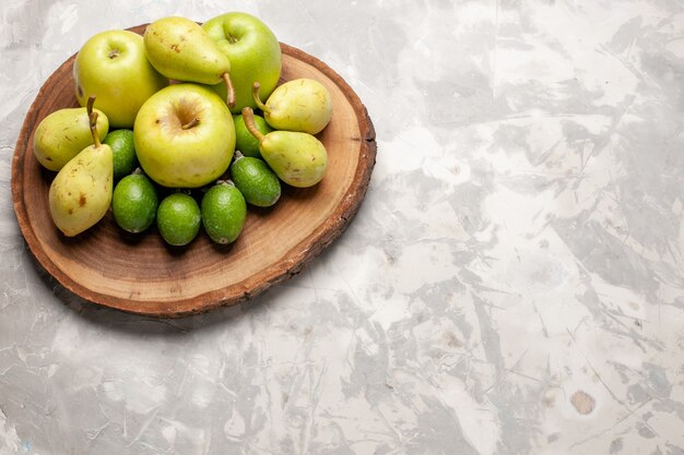 Vista superior de peras suaves frescas con manzanas y feijoa en el espacio en blanco
