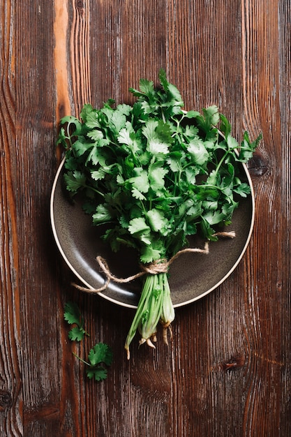 Foto gratuita vista superior perejil verde fresco en un plato