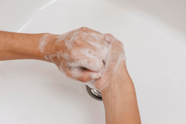 Vista superior persona lavándose las manos