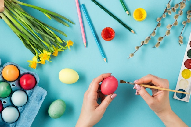 Vista superior de persona pintando huevos de Pascua