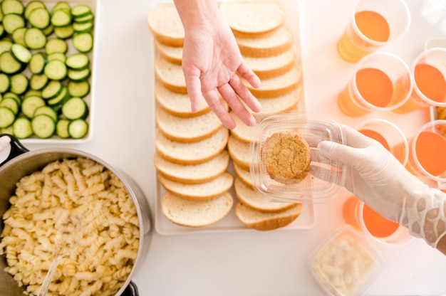 Vista superior de la persona que recibe alimentos donados