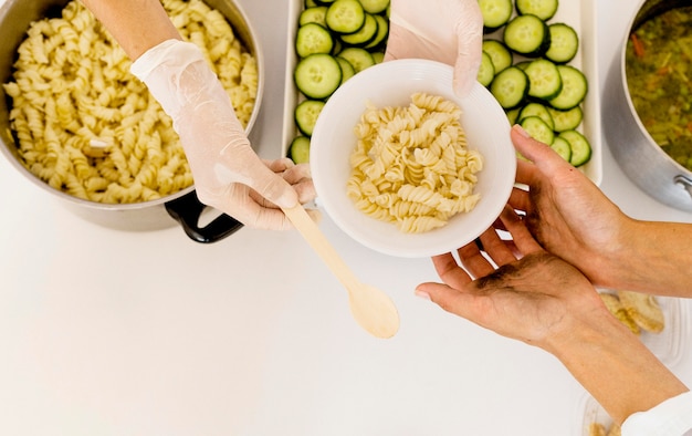 Foto gratuita vista superior de la persona que recibe alimentos donados