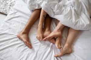 Foto gratuita vista superior de personas acostadas en la cama