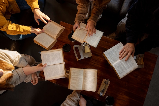 Foto gratuita vista superior de personas leyendo juntas