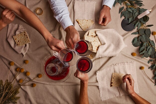 Vista superior de personas que tienen una fiesta para el primer día del seder de pascua