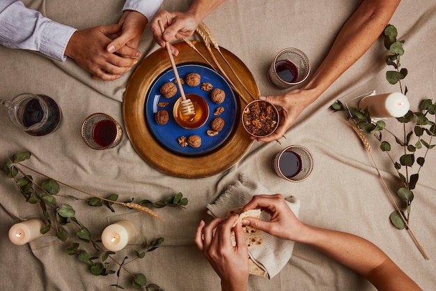 Vista superior de personas que tienen una fiesta para el primer día del seder de pascua