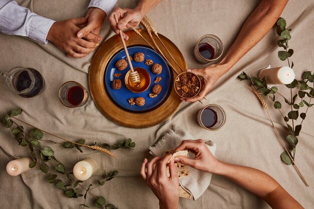 Vista superior de personas que tienen una fiesta para el primer día del seder de pascua