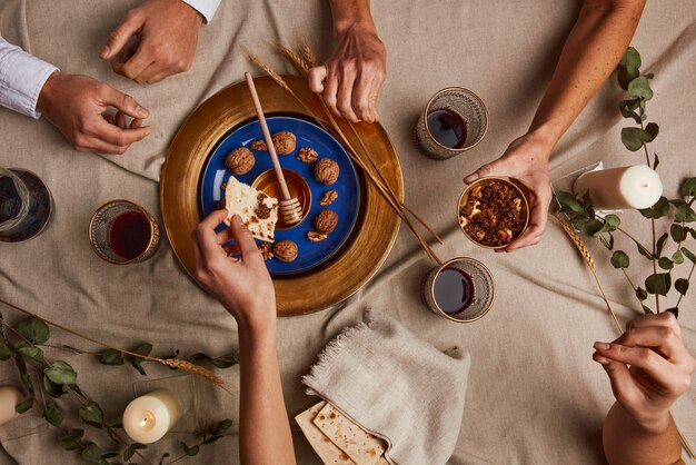 Vista superior de personas que tienen una fiesta para el primer día del seder de pascua