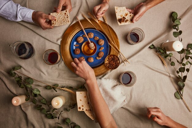 Vista superior de personas que tienen una fiesta para el primer día del seder de pascua