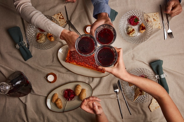 Vista superior de personas que tienen una fiesta para el primer día del seder de pascua