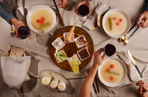 Vista superior de personas que tienen una fiesta para el primer día del seder de pascua