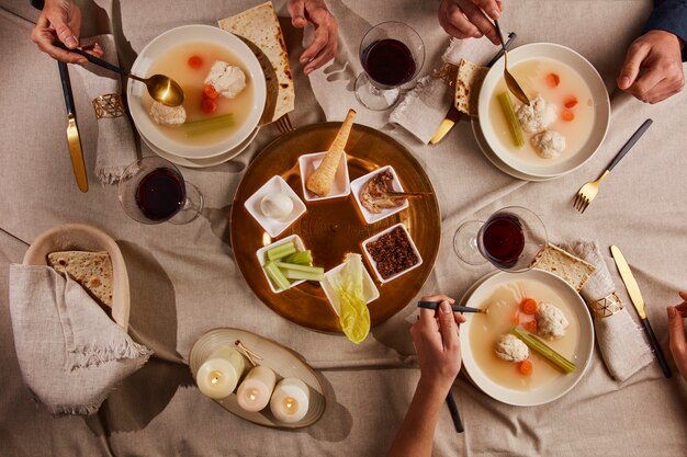 Vista superior de personas que tienen una fiesta para el primer día del seder de pascua