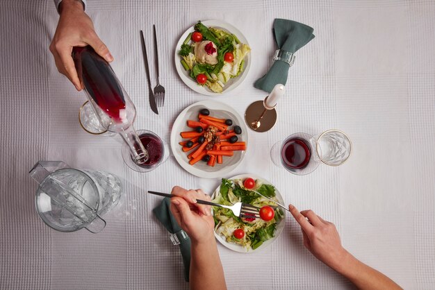 Vista superior de personas que tienen una fiesta para el primer día del seder de pascua