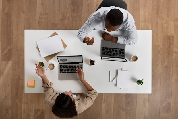 Vista superior de personas trabajando juntas en la oficina