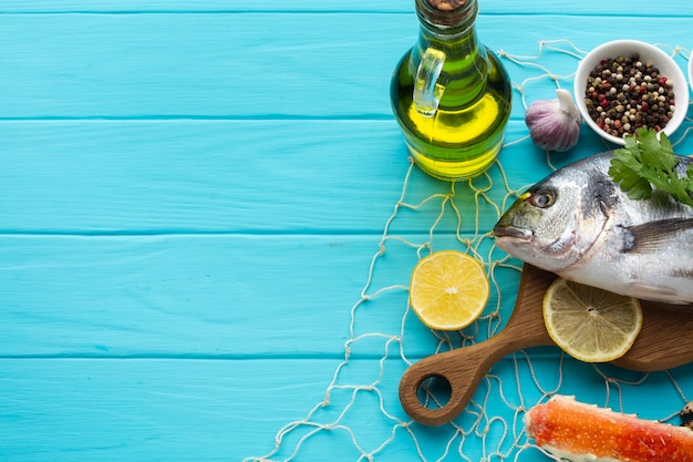 Foto gratuita vista superior de pescado con condimentos y aceite