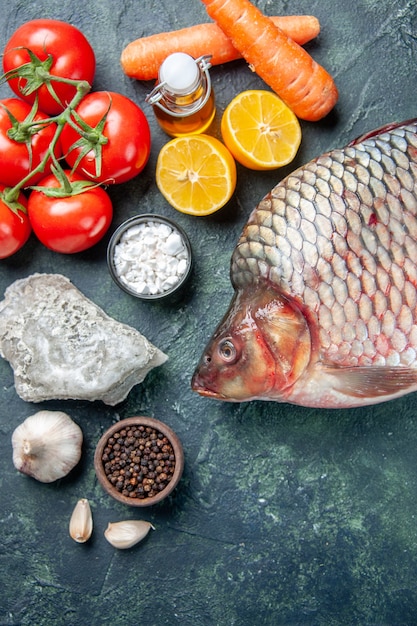 Foto gratuita vista superior de pescado crudo fresco sobre fondo azul oscuro