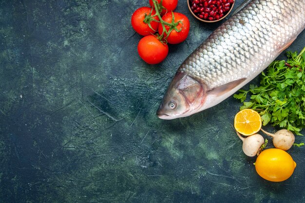 Vista superior de pescado crudo tomates rábano perejil granada sal marina en tazones pequeños de limón en la mesa con lugar para copiar