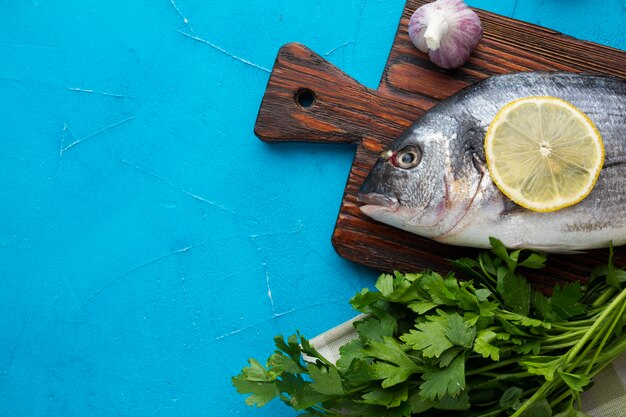 Vista superior de pescado fresco con limón