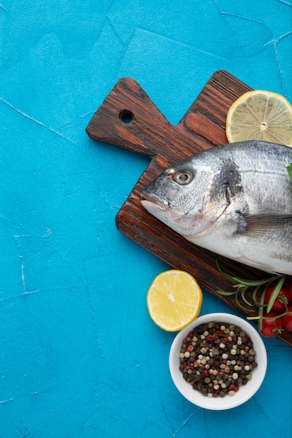 Foto gratuita vista superior de pescado fresco sobre fondo de madera