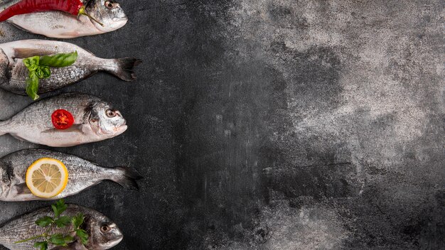 Vista superior de pescado en un lado con ingredientes.