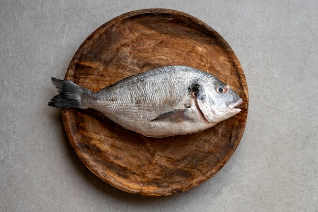 Foto gratuita vista superior pescado listo para cocinar