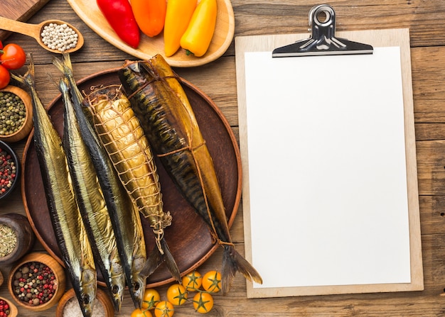 Foto gratuita vista superior de pescados y verduras ahumados