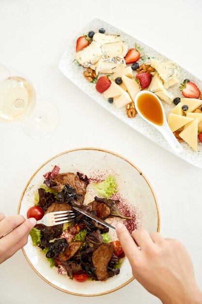 Vista superior de un pie flatlay, deliciosa ensalada y conjunto de queso