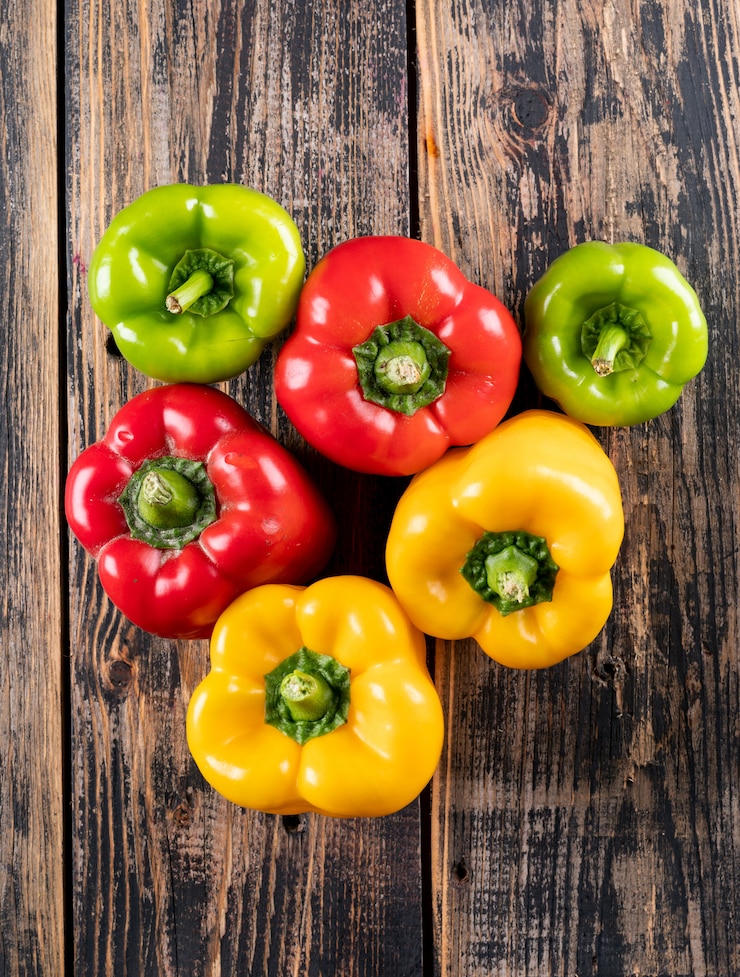 Foto gratuito vista superior pimiento pimiento en vertical de madera marrón