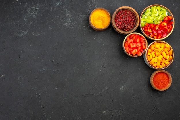 Vista superior de pimiento en rodajas con diferentes condimentos en el fondo gris comida ensalada salud vegetal picante