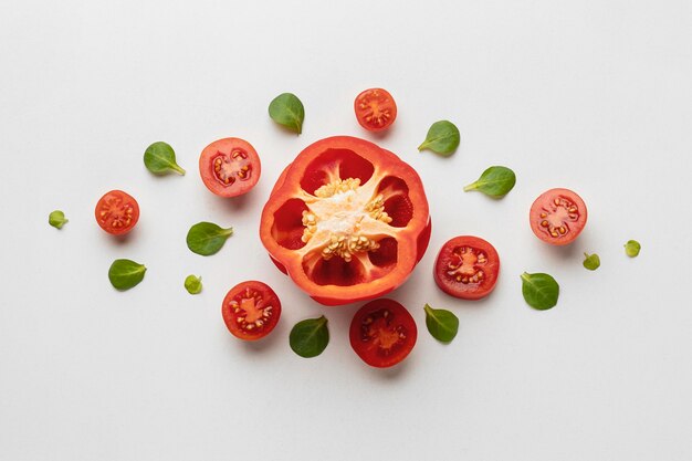 Vista superior de pimiento con tomates