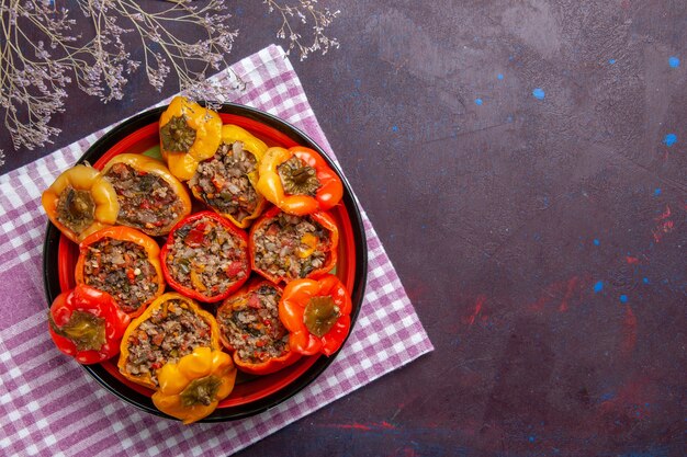 Vista superior de pimientos cocidos con carne molida en el escritorio gris comida carne de res dolma verduras comida