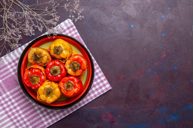 Vista superior de pimientos cocidos con carne molida en el escritorio gris comida carne de res dolma verduras comida