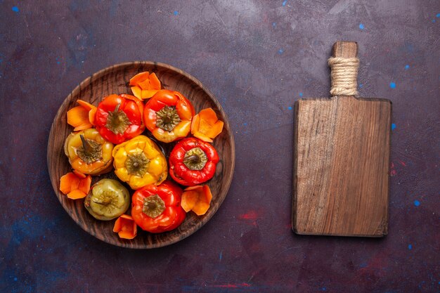 Vista superior de pimientos cocidos con carne molida en el interior de la superficie gris comida comida carne cocina vegetal