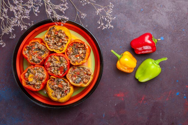 Vista superior de pimientos cocidos con carne molida en una superficie gris comida dolma carne de vacuno verduras carne