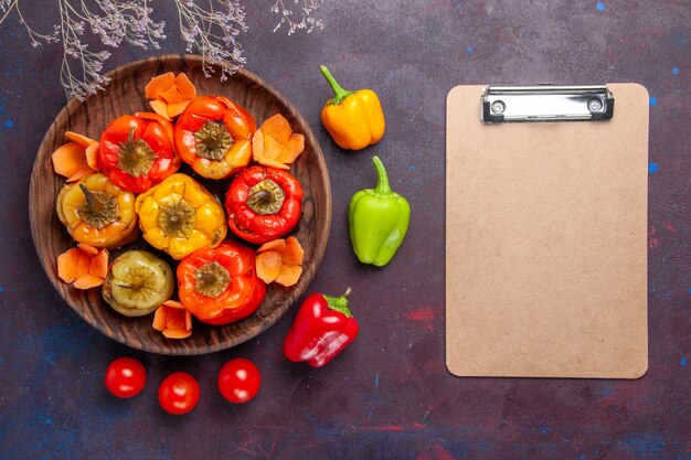 Vista superior de pimientos cocidos con carne molida en una superficie gris oscuro comida vegetal carne de vacuno comida