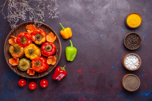 Vista superior de pimientos cocidos con condimentos de carne molida en comida de superficie gris oscuro comida de carne de res vegetal