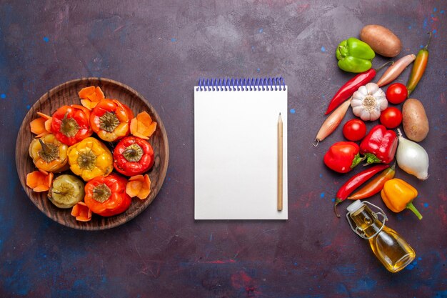 Vista superior pimientos cocidos con verduras frescas en el escritorio oscuro comida verduras carne comida dolma