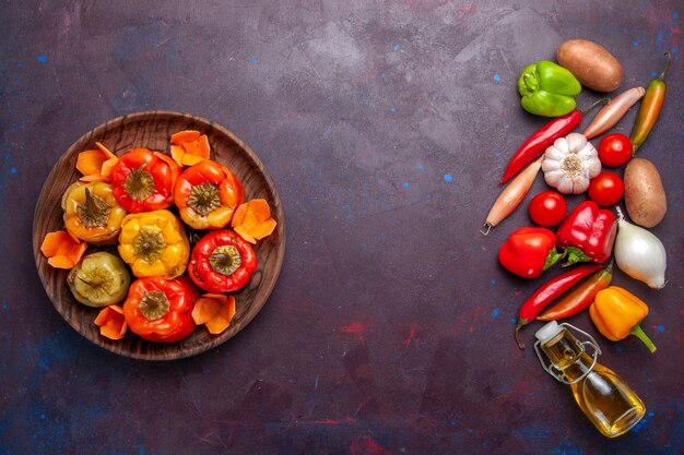 Vista superior de pimientos cocidos con verduras frescas en la superficie oscura comida comida vegetal carne dolma