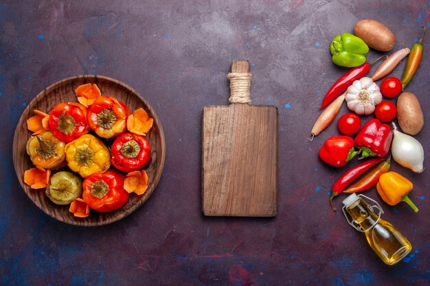 Vista superior pimientos cocidos con verduras frescas en la superficie oscura comida verduras carne comida dolma