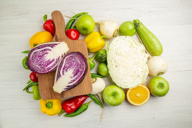 Vista superior de pimientos frescos con repollo de manzanas sobre el fondo blanco ensalada de color maduro dieta de vida saludable