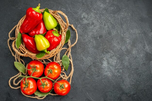 Vista superior de pimientos frescos con tomates rojos