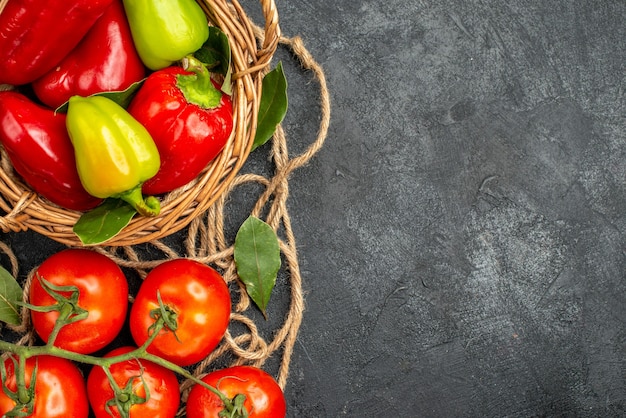 Vista superior de pimientos frescos con tomates rojos