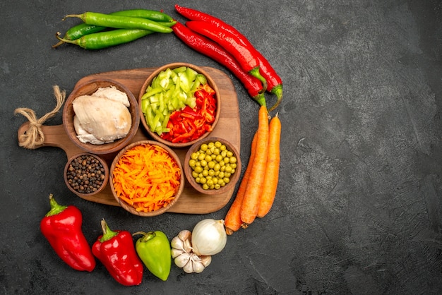 Foto gratuita vista superior de pimientos picantes con frijoles pollo y zanahoria en ensalada de color de mesa oscura madura fresca