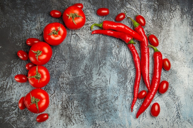 Vista superior de pimientos rojos picantes con tomates frescos